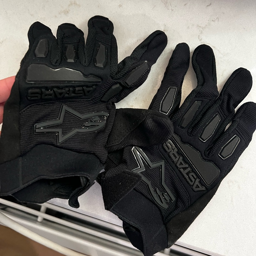 Motorcycle gloves